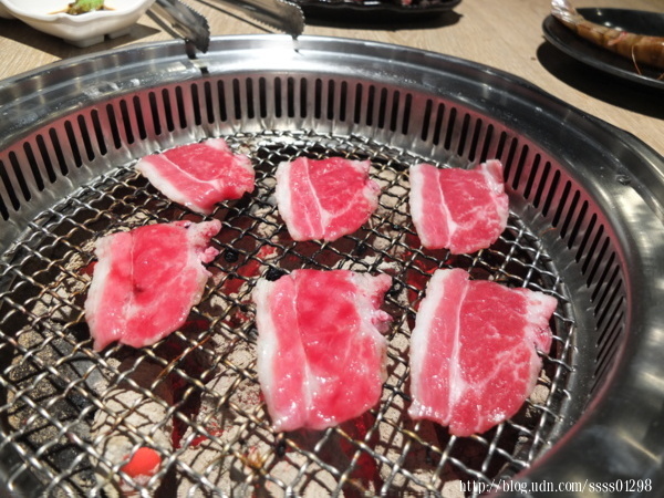 屏東小琉球美食。小琉球燒肉王。小琉球元老級燒肉店 50多種食材盡情烤 全島唯一室內冷氣無煙燒烤吃到飽