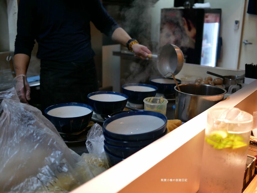 【新竹竹北美食】Hiro’sらあ麵Kitchen 竹北店，新竹縣非吃不可的平價叉燒拉麵，可免費加麵一次！酥炸雞腿也非常好吃~內文附詳細菜單價位介紹。 @熊寶小榆の旅遊日記