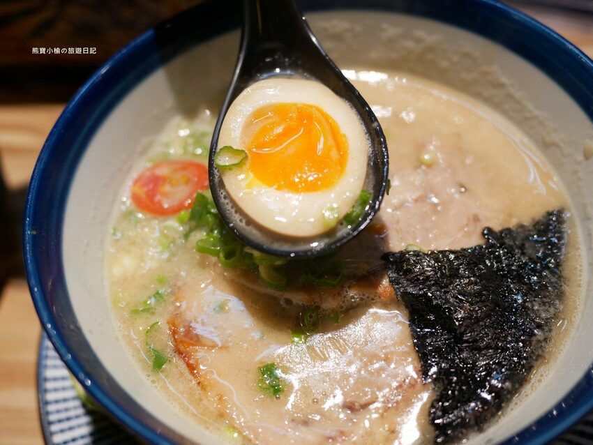 【新竹竹北美食】Hiro’sらあ麵Kitchen 竹北店，新竹縣非吃不可的平價叉燒拉麵，可免費加麵一次！酥炸雞腿也非常好吃~內文附詳細菜單價位介紹。 @熊寶小榆の旅遊日記