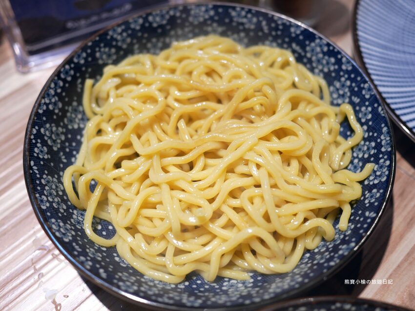 【新竹竹北美食】Hiro’sらあ麵Kitchen 竹北店，新竹縣非吃不可的平價叉燒拉麵，可免費加麵一次！酥炸雞腿也非常好吃~內文附詳細菜單價位介紹。 @熊寶小榆の旅遊日記