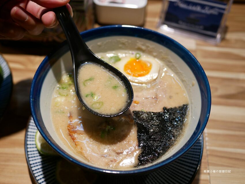 【新竹竹北美食】Hiro’sらあ麵Kitchen 竹北店，新竹縣非吃不可的平價叉燒拉麵，可免費加麵一次！酥炸雞腿也非常好吃~內文附詳細菜單價位介紹。 @熊寶小榆の旅遊日記