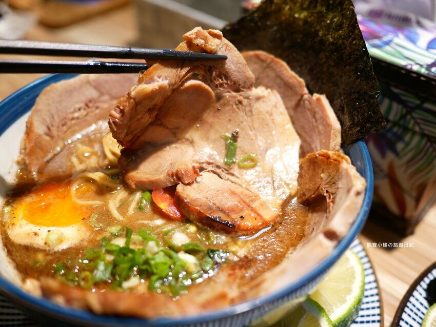 【新竹竹北美食】Hiro’sらあ麵Kitchen 竹北店，新竹縣非吃不可的平價叉燒拉麵，可免費加麵一次！酥炸雞腿也非常好吃~內文附詳細菜單價位介紹。 @熊寶小榆の旅遊日記