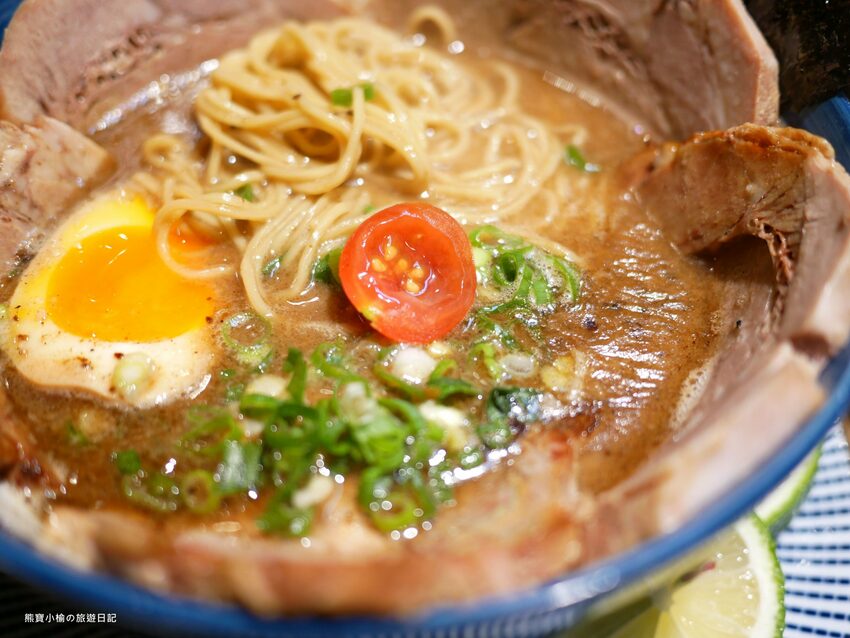 【新竹竹北美食】Hiro’sらあ麵Kitchen 竹北店，新竹縣非吃不可的平價叉燒拉麵，可免費加麵一次！酥炸雞腿也非常好吃~內文附詳細菜單價位介紹。 @熊寶小榆の旅遊日記