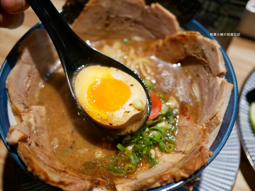 【新竹竹北美食】Hiro’sらあ麵Kitchen 竹北店，新竹縣非吃不可的平價叉燒拉麵，可免費加麵一次！酥炸雞腿也非常好吃~內文附詳細菜單價位介紹。 @熊寶小榆の旅遊日記