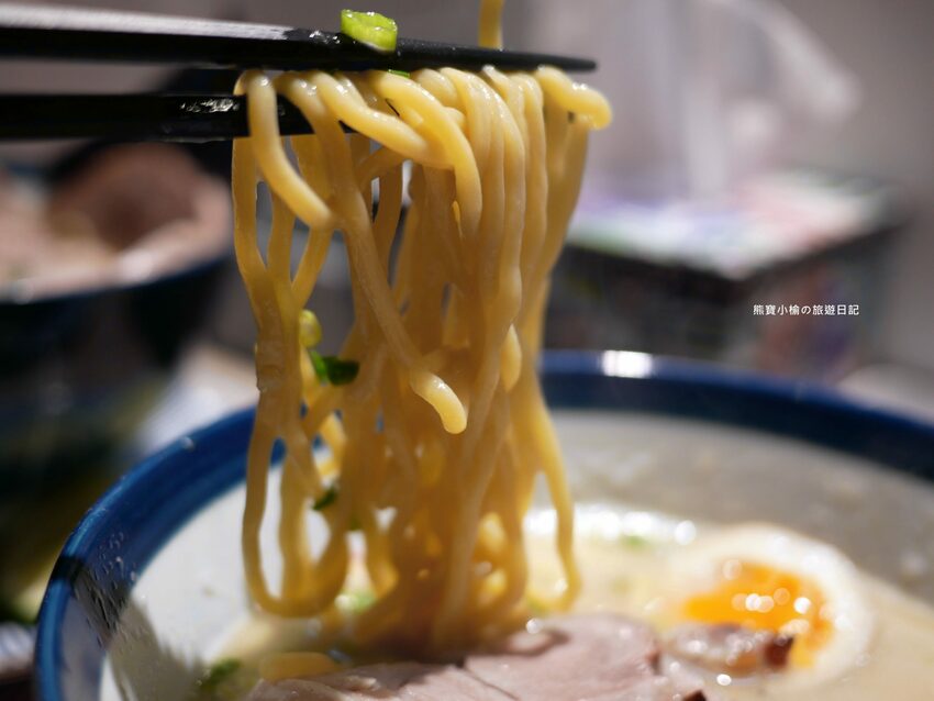 【新竹竹北美食】Hiro’sらあ麵Kitchen 竹北店，新竹縣非吃不可的平價叉燒拉麵，可免費加麵一次！酥炸雞腿也非常好吃~內文附詳細菜單價位介紹。 @熊寶小榆の旅遊日記
