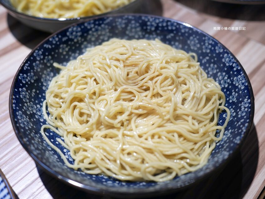 【新竹竹北美食】Hiro’sらあ麵Kitchen 竹北店，新竹縣非吃不可的平價叉燒拉麵，可免費加麵一次！酥炸雞腿也非常好吃~內文附詳細菜單價位介紹。 @熊寶小榆の旅遊日記