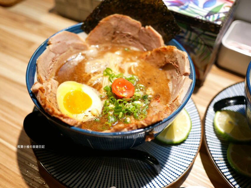 【新竹竹北美食】Hiro’sらあ麵Kitchen 竹北店，新竹縣非吃不可的平價叉燒拉麵，可免費加麵一次！酥炸雞腿也非常好吃~內文附詳細菜單價位介紹。 @熊寶小榆の旅遊日記