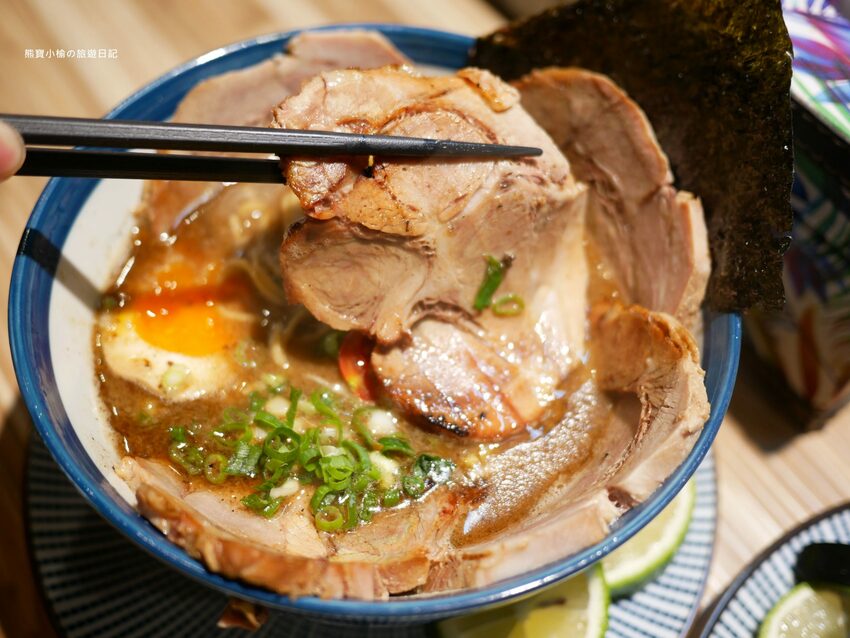 【新竹竹北美食】Hiro’sらあ麵Kitchen 竹北店，新竹縣非吃不可的平價叉燒拉麵，可免費加麵一次！酥炸雞腿也非常好吃~內文附詳細菜單價位介紹。 @熊寶小榆の旅遊日記