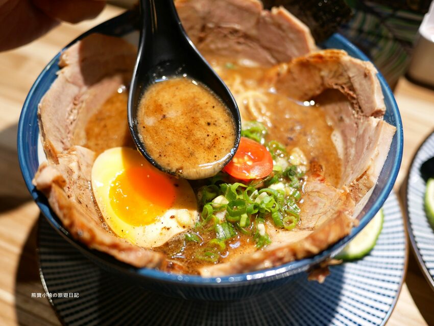 【新竹竹北美食】Hiro’sらあ麵Kitchen 竹北店，新竹縣非吃不可的平價叉燒拉麵，可免費加麵一次！酥炸雞腿也非常好吃~內文附詳細菜單價位介紹。 @熊寶小榆の旅遊日記