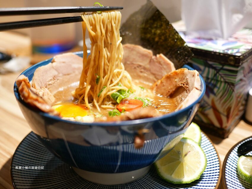 【新竹竹北美食】Hiro’sらあ麵Kitchen 竹北店，新竹縣非吃不可的平價叉燒拉麵，可免費加麵一次！酥炸雞腿也非常好吃~內文附詳細菜單價位介紹。 @熊寶小榆の旅遊日記