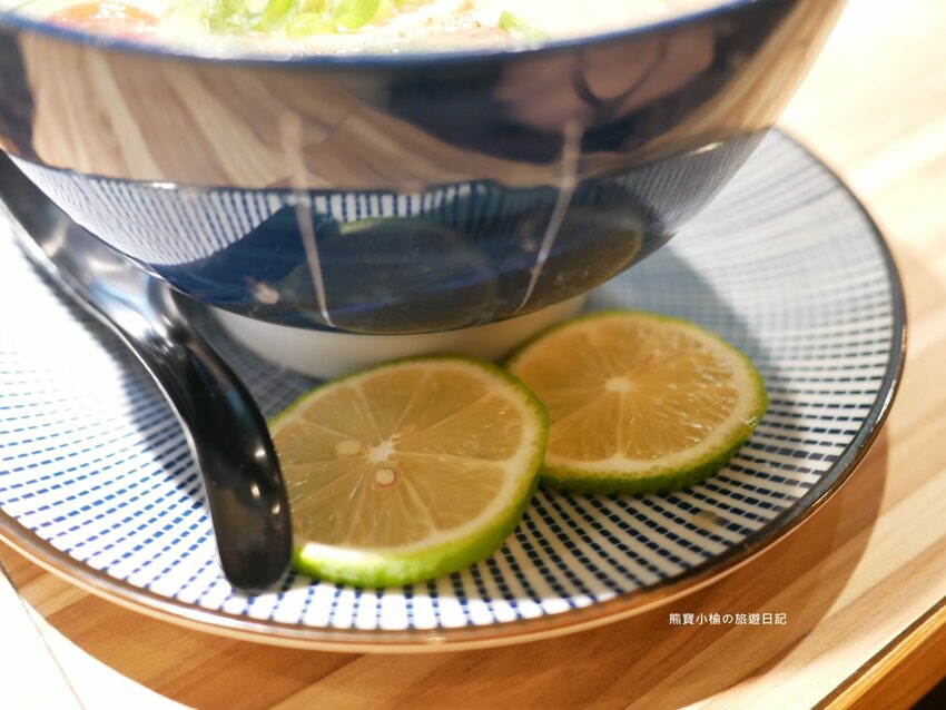 【新竹竹北美食】Hiro’sらあ麵Kitchen 竹北店，新竹縣非吃不可的平價叉燒拉麵，可免費加麵一次！酥炸雞腿也非常好吃~內文附詳細菜單價位介紹。 @熊寶小榆の旅遊日記