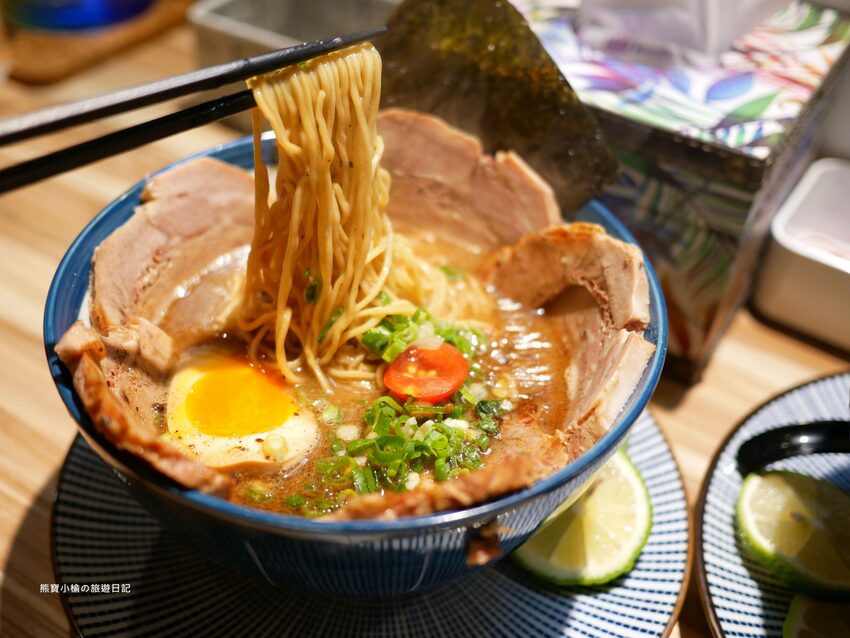 【新竹竹北美食】Hiro’sらあ麵Kitchen 竹北店，新竹縣非吃不可的平價叉燒拉麵，可免費加麵一次！酥炸雞腿也非常好吃~內文附詳細菜單價位介紹。 @熊寶小榆の旅遊日記