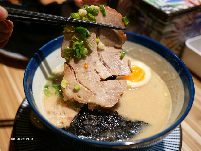【新竹竹北美食】Hiro’sらあ麵Kitchen 竹北店，新竹縣非吃不可的平價叉燒拉麵，可免費加麵一次！酥炸雞腿也非常好吃~內文附詳細菜單價位介紹。 @熊寶小榆の旅遊日記