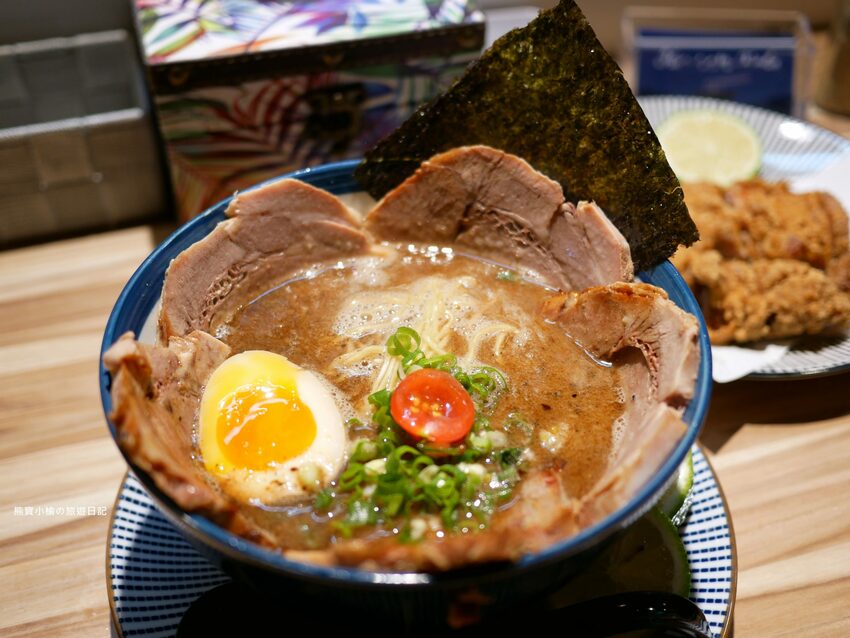【新竹竹北美食】Hiro’sらあ麵Kitchen 竹北店，新竹縣非吃不可的平價叉燒拉麵，可免費加麵一次！酥炸雞腿也非常好吃~內文附詳細菜單價位介紹。 @熊寶小榆の旅遊日記