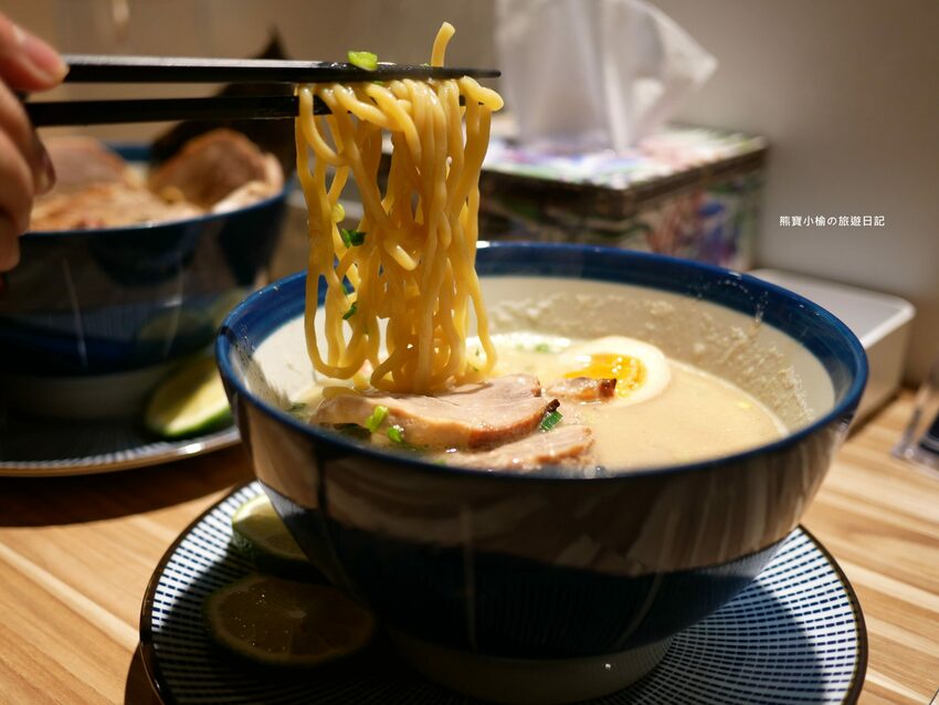 【新竹竹北美食】Hiro’sらあ麵Kitchen 竹北店，新竹縣非吃不可的平價叉燒拉麵，可免費加麵一次！酥炸雞腿也非常好吃~內文附詳細菜單價位介紹。 @熊寶小榆の旅遊日記