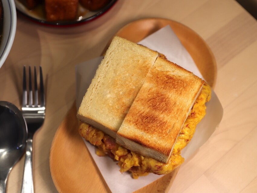 十公分厚的厚片三明治～ 還能吃到厚嫩蛋！超～浮誇美味！