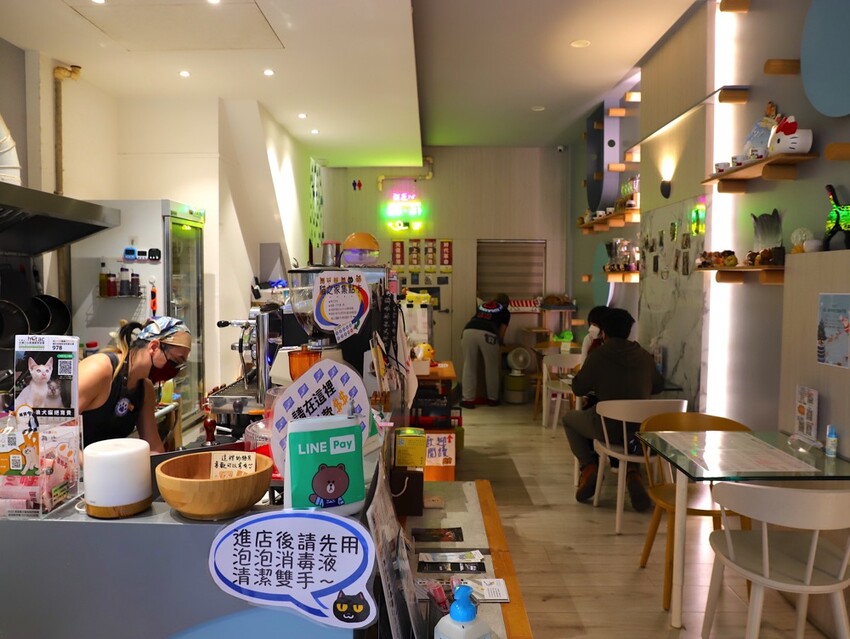 十公分厚的厚片三明治～ 還能吃到厚嫩蛋！超～浮誇美味！