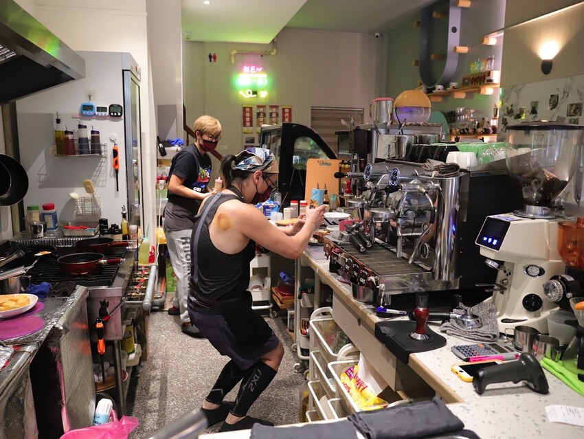 十公分厚的厚片三明治～ 還能吃到厚嫩蛋！超～浮誇美味！