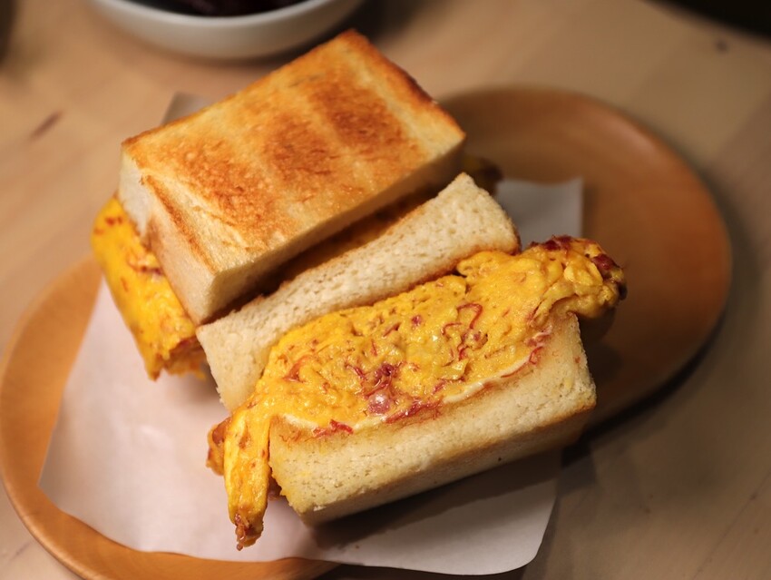 十公分厚的厚片三明治～ 還能吃到厚嫩蛋！超～浮誇美味！