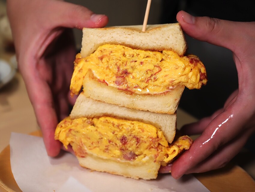 十公分厚的厚片三明治～ 還能吃到厚嫩蛋！超～浮誇美味！