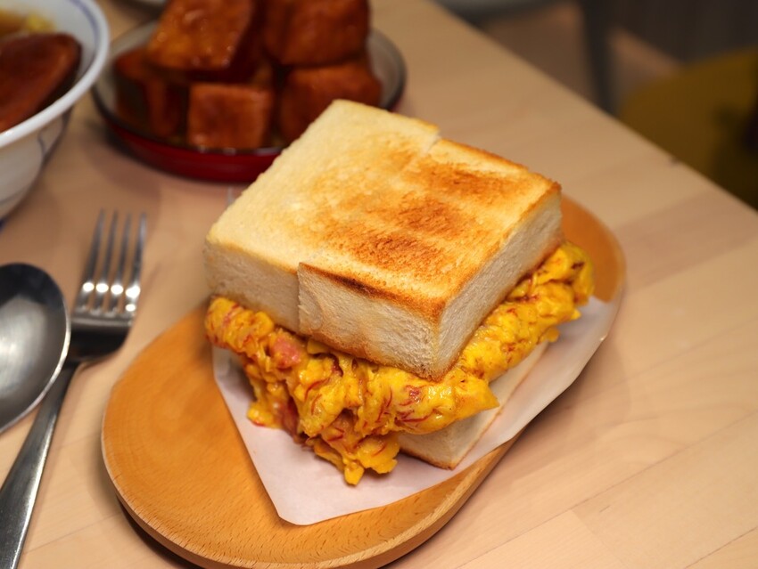 十公分厚的厚片三明治～ 還能吃到厚嫩蛋！超～浮誇美味！