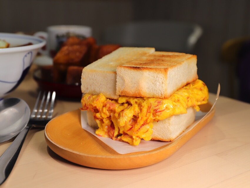 十公分厚的厚片三明治～ 還能吃到厚嫩蛋！超～浮誇美味！