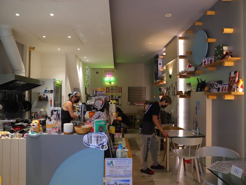 十公分厚的厚片三明治～ 還能吃到厚嫩蛋！超～浮誇美味！