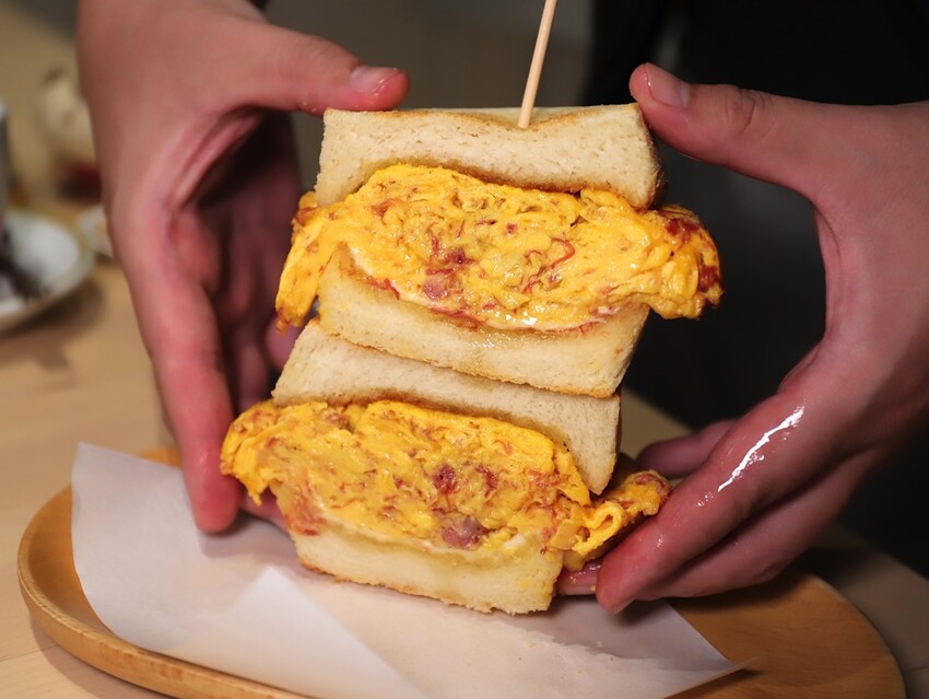 十公分厚的厚片三明治～ 還能吃到厚嫩蛋！超～浮誇美味！