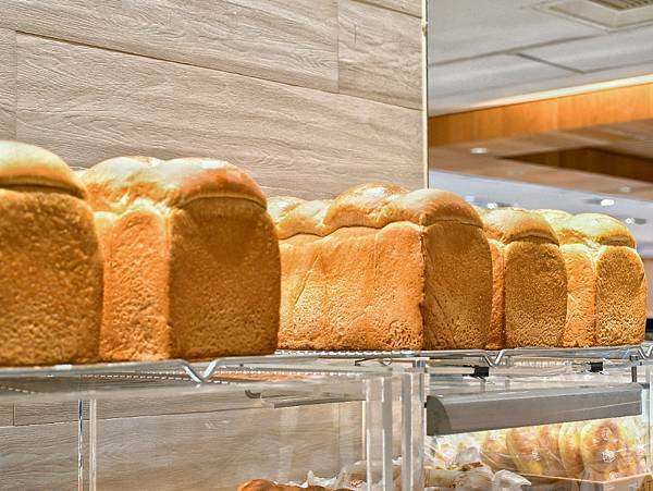 【節日限定】法國傳統甜點國王派，日本百年麵包店 DONQ東客麵包，在台30週年慶，追求SCRATCH職人精神現場製作，新光三越百貨美食