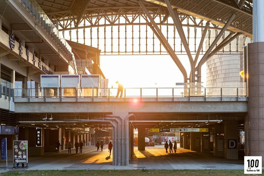【台中中區美食】TIKIYALO 鐵枝路咖啡交易所｜鐵鹿大街美食新選！全新野餐風格料理繽紛登場，還能在綠地中享受愜意「食」光！ | 別墅裡的 100 種味道