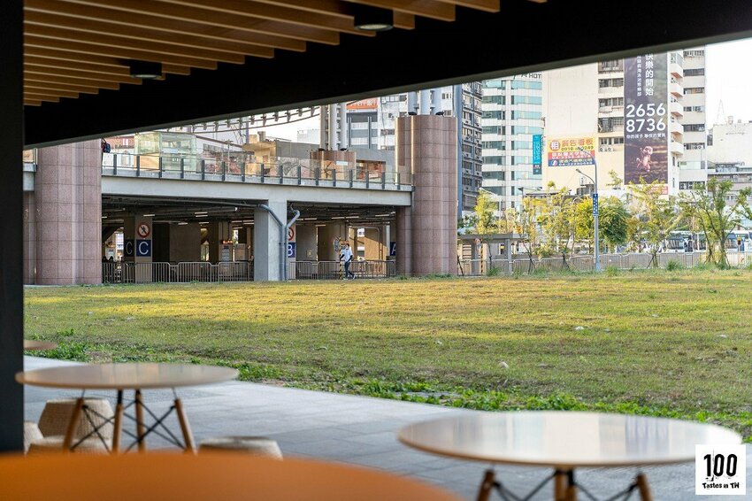 【台中中區美食】TIKIYALO 鐵枝路咖啡交易所｜鐵鹿大街美食新選！全新野餐風格料理繽紛登場，還能在綠地中享受愜意「食」光！ | 別墅裡的 100 種味道