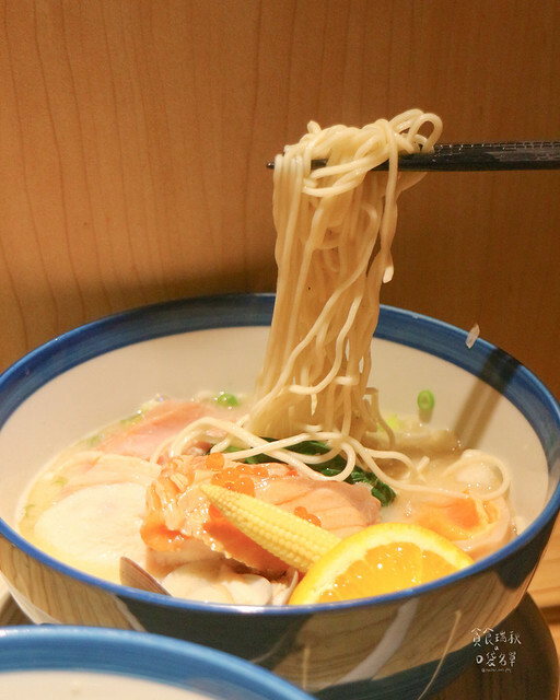 台中西區|台中必吃特色拉麵,海味爆棚鮮甜鮭魚湯頭,搭配鮭魚生魚片、鮭魚卵,滿滿鮭魚攻占你的味蕾|創作麵坊・鮭の大助