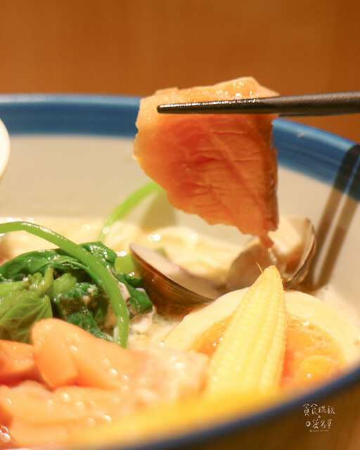 台中西區|台中必吃特色拉麵,海味爆棚鮮甜鮭魚湯頭,搭配鮭魚生魚片、鮭魚卵,滿滿鮭魚攻占你的味蕾|創作麵坊・鮭の大助