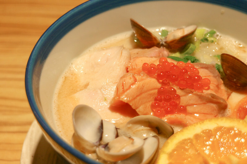 台中西區|台中必吃特色拉麵,海味爆棚鮮甜鮭魚湯頭,搭配鮭魚生魚片、鮭魚卵,滿滿鮭魚攻占你的味蕾|創作麵坊・鮭の大助