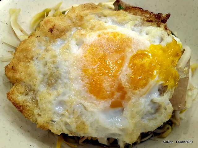 Taiwan traditional dishes 「阿伯蛋包麵」東湖店(Egg noodle)，Taipei, Taiwan, SJKen, Jan 14, 2021.