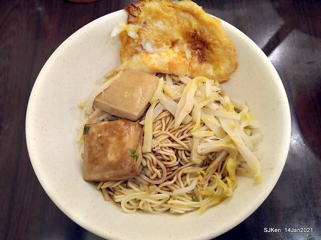 Taiwan traditional dishes 「阿伯蛋包麵」東湖店(Egg noodle)，Taipei, Taiwan, SJKen, Jan 14, 2021.