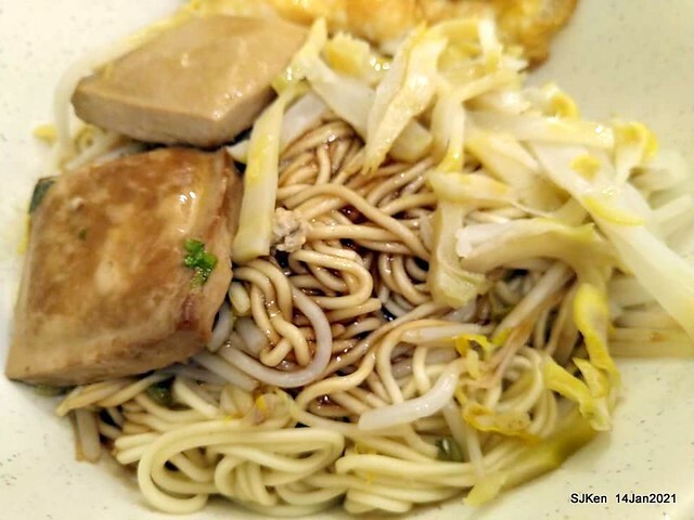 Taiwan traditional dishes 「阿伯蛋包麵」東湖店(Egg noodle)，Taipei, Taiwan, SJKen, Jan 14, 2021.