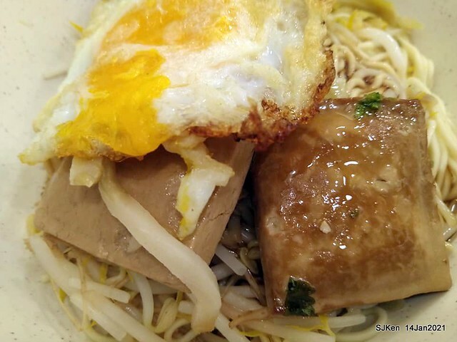 Taiwan traditional dishes 「阿伯蛋包麵」東湖店(Egg noodle)，Taipei, Taiwan, SJKen, Jan 14, 2021.