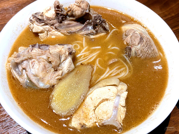 麻油雞界的人氣王!阿圖麻油雞博愛店麻油雞+麵線絕對要吃。