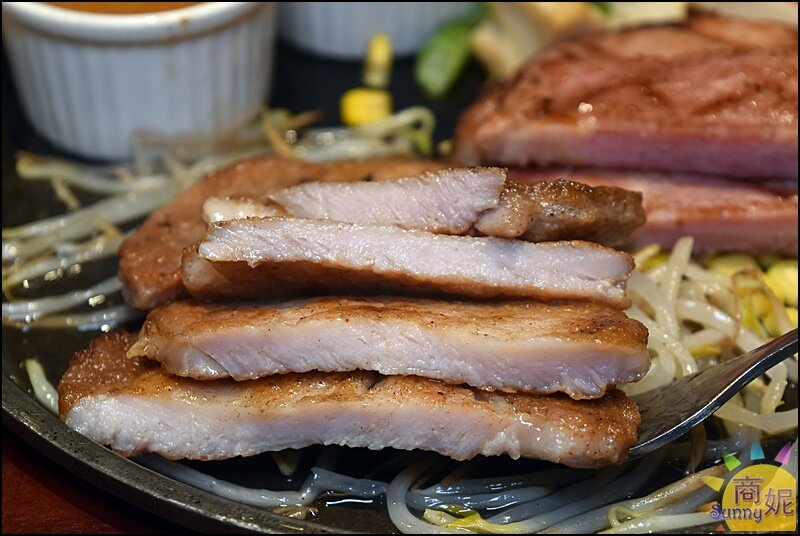 牛室炙燒牛排。台中吃到飽牛排+自助吧299起現烤披薩熟食燴飯熱炒炸物港點冰淇淋超豐盛-商妮吃喝遊樂