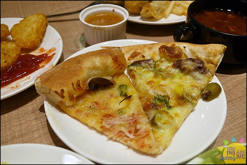 牛室炙燒牛排。台中吃到飽牛排+自助吧299起現烤披薩熟食燴飯熱炒炸物港點冰淇淋超豐盛-商妮吃喝遊樂