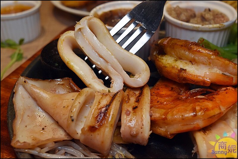 牛室炙燒牛排。台中吃到飽牛排+自助吧299起現烤披薩熟食燴飯熱炒炸物港點冰淇淋超豐盛-商妮吃喝遊樂