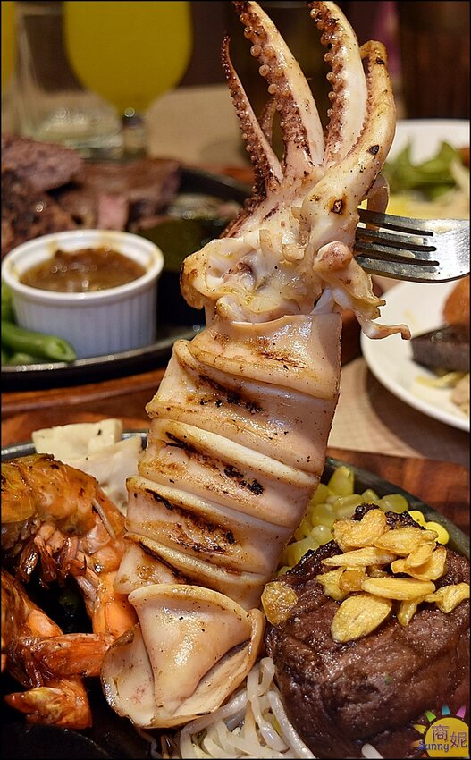 牛室炙燒牛排。台中吃到飽牛排+自助吧299起現烤披薩熟食燴飯熱炒炸物港點冰淇淋超豐盛-商妮吃喝遊樂