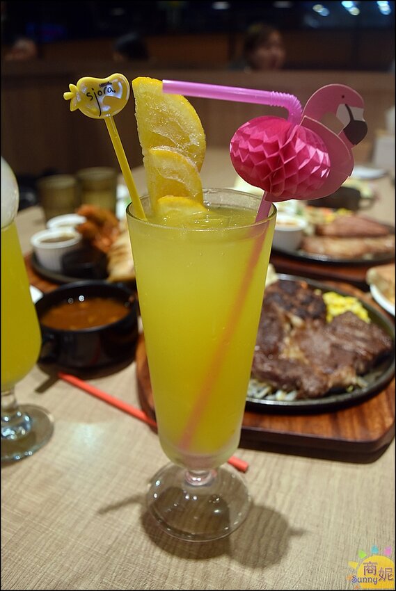 牛室炙燒牛排。台中吃到飽牛排+自助吧299起現烤披薩熟食燴飯熱炒炸物港點冰淇淋超豐盛-商妮吃喝遊樂