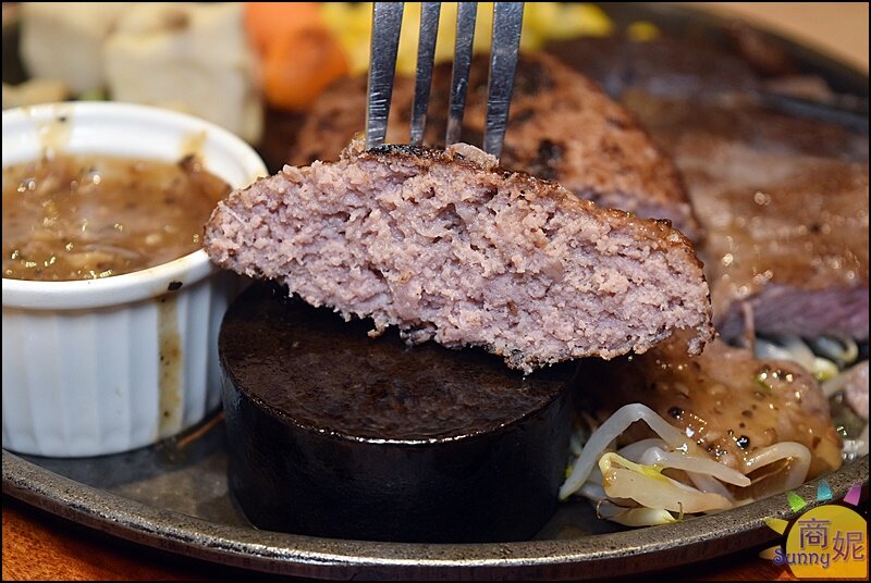 牛室炙燒牛排。台中吃到飽牛排+自助吧299起現烤披薩熟食燴飯熱炒炸物港點冰淇淋超豐盛-商妮吃喝遊樂