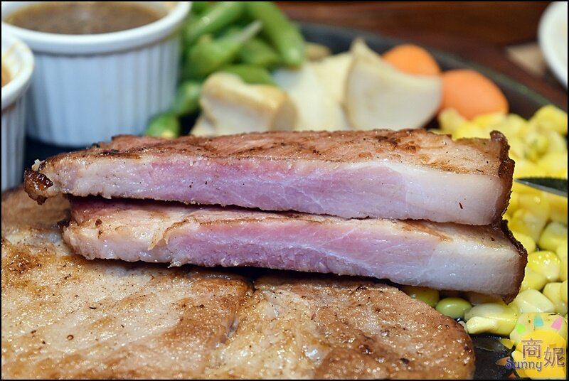 牛室炙燒牛排。台中吃到飽牛排+自助吧299起現烤披薩熟食燴飯熱炒炸物港點冰淇淋超豐盛-商妮吃喝遊樂