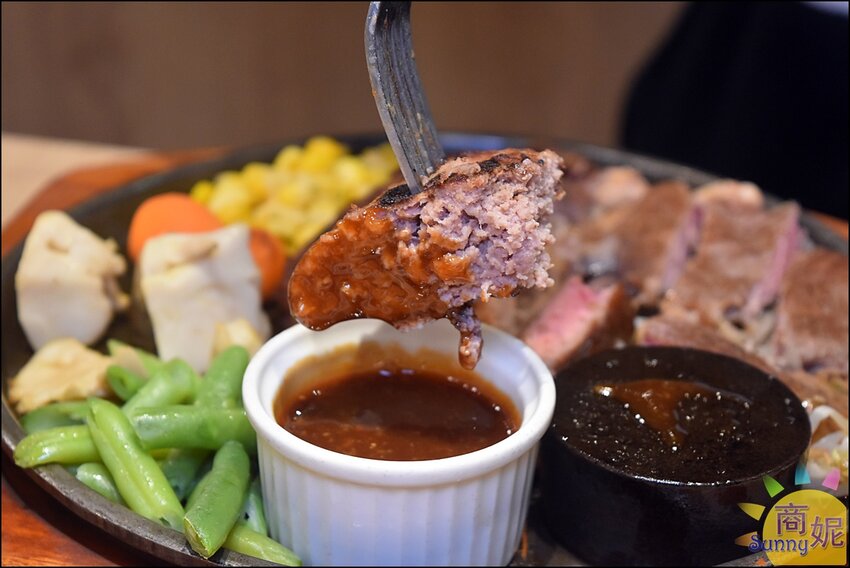 牛室炙燒牛排。台中吃到飽牛排+自助吧299起現烤披薩熟食燴飯熱炒炸物港點冰淇淋超豐盛-商妮吃喝遊樂