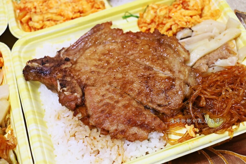 鑫悅排骨專賣店|汐止超人氣便當店,雞腿、排骨、蝦捲飯都好吃,菜單價位