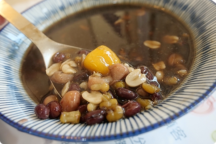 宜蘭美食 ⎮冰點老店綿綿冰。暖胃就來這一碗!必點燒仙草、黑糖豆花、仙草奶凍,還有隱藏版仙草冰也別錯過喔! @捲捲頭 Wonderful 品味。生活