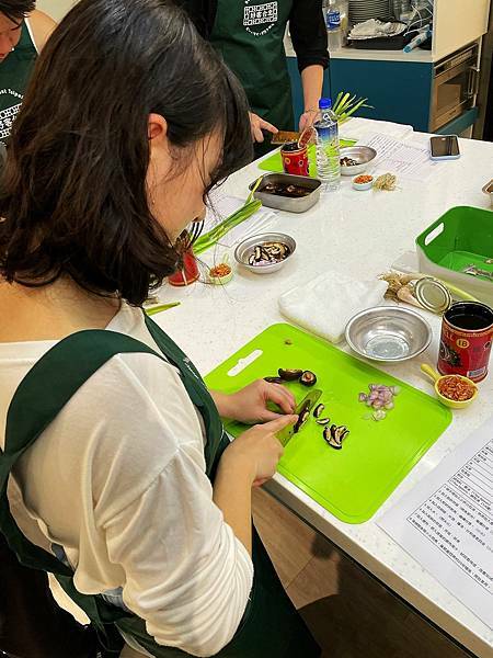 烹飪體驗│好客台北 動手做酒家菜-魷魚螺肉蒜烹飪體驗-切香菇